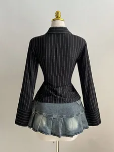 Vista posteriore dettagliata di una camicia nera slim a righe su un manichino professionale