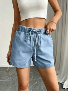 Hochwertige Detailansicht der hellblauen Jeans-Shorts mit elastischem Bund und Kordelzug.