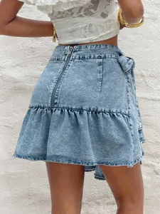 Dettaglio vista posteriore di minigonna in jeans lavaggio chiaro con orlo a balze e zip.