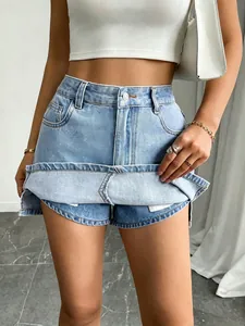Vista dettagliata di una gonna-pantalone in denim azzurro a vita alta con pantaloncini