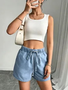 Detailansicht der hellblauen Jeans-Shorts mit bequemem elastischem Kordelzugbund.