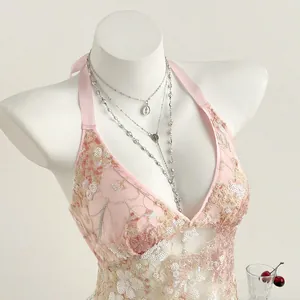 Haut dos nu en dentelle florale rose avec paillettes scintillantes et col en V doux