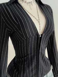 Dettaglio camicia nera a righe con scollo a V e vestibilità slim a maniche lunghe
