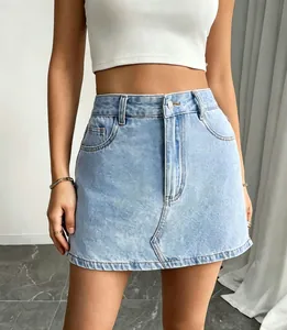 Vista dettagliata di una mini gonna in denim azzurro con orlo asimmetrico trendy