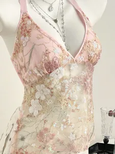 Vue détaillée d'un haut licou en dentelle rose avec des broderies de paillettes florales