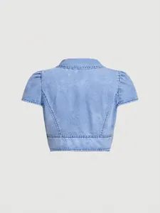 Vista posteriore dettagliata di una giacca di jeans corta azzurra con maniche a sbuffo