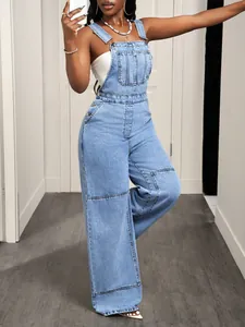 Détail de la salopette en jean bleu clair à jambes larges pour femmes style décontracté