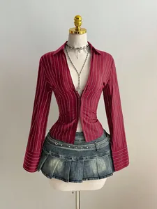 Dettaglio di una camicia a maniche lunghe slim fit a righe rosse con lo scollo a V
