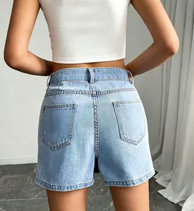 Vista posteriore di pantaloncini di denim azzurro a vita alta da donna con tasche
