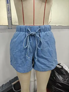 Detailansicht der hellblauen Damen-Denim-Shorts mit elastischem Bund und Kordelzug.