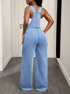 Vue arrière d'une salopette en jean délavé clair avec jambes larges