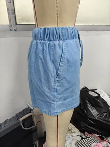 Detailansicht der lässigen blauen Denim-Shorts mit elastischem Bund und Seitentaschen