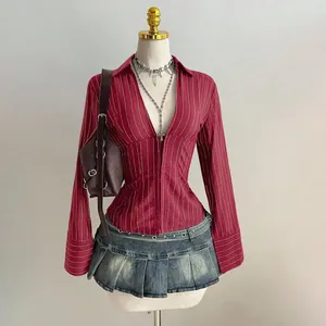 Primo piano di una sexy camicia a maniche lunghe a righe rosse con scollo a V e bottoni