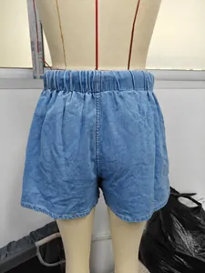 Detaillierte Rückansicht hellblauer Damen-Denim-Shorts mit Gummibund an Schaufensterpuppe