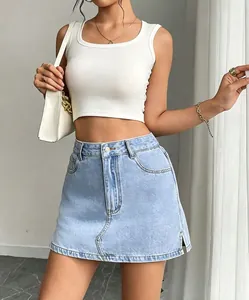 Dettaglio di un trendy skort in denim azzurro a vita alta con un piccolo spacco laterale.