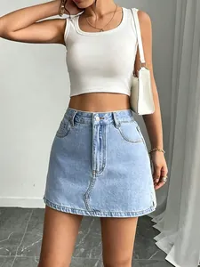 Primo piano di una mini gonna di jeans celeste su una modella in un outfit estivo.