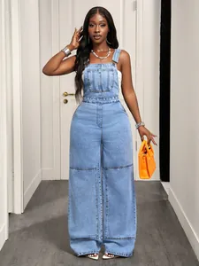 Salopette en jean bleu clair pour femme avec jambes larges et bretelles réglables