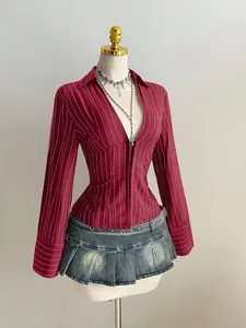 Camicia sexy da donna a righe rosse con scollo a V, vestibilità aderente e maniche lunghe.