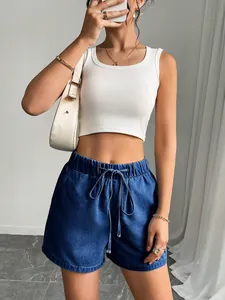 Detailansicht der lässigen blauen Jeans-Shorts für Damen mit elastischem Kordelzug-Bund