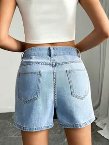 Pantaloncini in denim azzurro a vita alta da donna outfit estivo casual vista retro