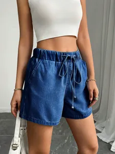 Nahaufnahme lässiger blauer Denim-Shorts mit elastischem Kordelzug und Seitentaschen.