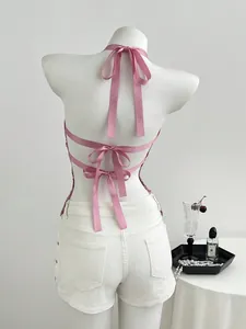 Détail arrière du haut licou en dentelle rose avec nœuds élégants en ruban satin