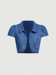 Vista dettagliata della giacca di jeans corta con maniche a sbuffo blu classico