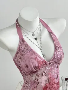 Vue détaillée du haut dos nu en dentelle à paillettes roses avec broderie florale et col en V