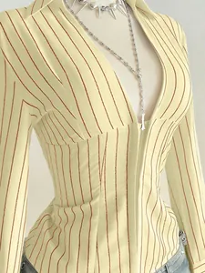 Dettaglio camicetta a maniche lunghe slim fit con scollo a V e sottili righe marroni