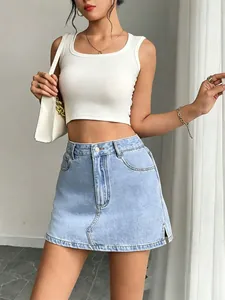 Minigonna di jeans chiara da donna dalla vestibilità aderente e casual con top