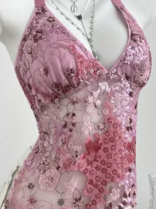 Détail complexe d'un haut licou en dentelle rose avec paillettes et col en V profond