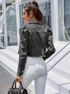 Vue arrière d'une veste en jean courte grise avec manches bouffantes et ourlet effiloché.