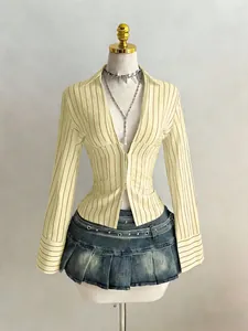 Vista dettagliata della camicia a righe gialle con scollo a V su un manichino sartoriale
