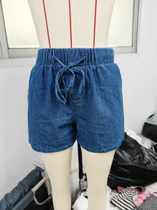 Detail von Damen-Jeans-Shorts mit elastischem Bund und Kordelzug an einer Schaufensterpuppe