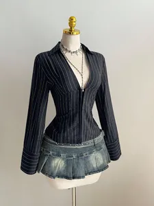 Camicia a maniche lunghe scollo a V a righe slim fit e minigonna a pieghe in denim