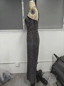 Πλαϊνή όψη γκρι τζιν ολόσωμης φόρμας acid wash σε μανεκέν ραπτικής για λεπτομέρεια