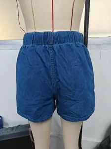 Rückansicht von Damen-Jeans-Shorts mit elastischer hoher Taille und minimalistischem Design