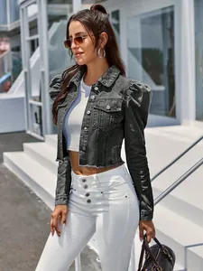 Détail d'une veste en jean courte grise à manches bouffantes et col à revers tendance
