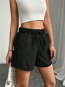 Detailansicht schwarzer Jeans-Shorts für Damen mit Gummibund und verstellbarem Kordelzug
