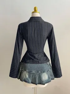 Vista posteriore di una camicia a righe slim fit a maniche lunghe con gonna di jeans