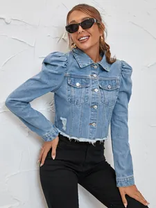 Veste en jean bleu clair avec manches bouffantes et ourlet brut tendance pour femme