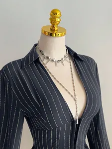 Vista dettagliata della camicia nera a righe da donna con profondo scollo a V e bottoni
