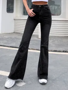 Detailweergave van de zwarte flare jeans met hoge taille en rafelranden voor dames