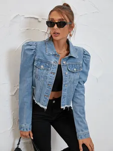 Veste en jean courte bleu clair avec manches bouffantes et ourlet effiloché