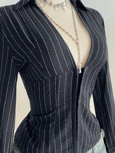 Dettaglio ravvicinato di una camicia nera sexy a righe sottili con scollo a V