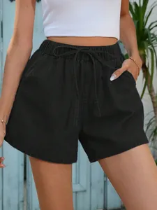 Detailansicht schwarzer Denim-Shorts mit hoher Taille und elastischem Kordelzug