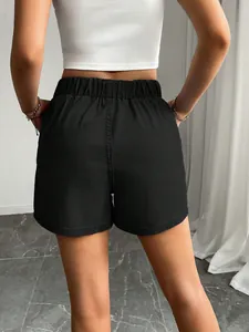 Rückansicht schwarzer Denim-Shorts mit bequemem elastischem Bund