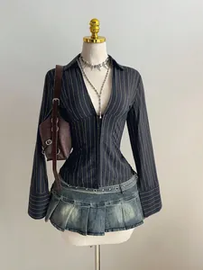 Sexy camicia slim fit a maniche lunghe con scollo a V e motivo a righe su manichino