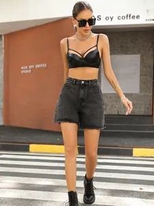 Street style άποψη από γυναικείο μαύρο τζιν σορτς με ψηλή μέση και ξεφτισμένο στρίφωμα