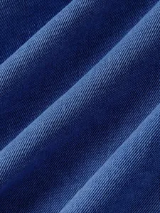 Vista macro dettagliata della trama del denim blu con motivo di armatura a saia diagonale
